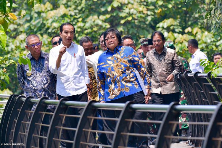 Presiden Joko Widodo didampingi Menteri Lingkungan Hidup dan Kehutanan Siti Nurbaya saya meninjau Taman Digulis Pontianak, Kalimantan Barat, Kamis (5/9/2019).