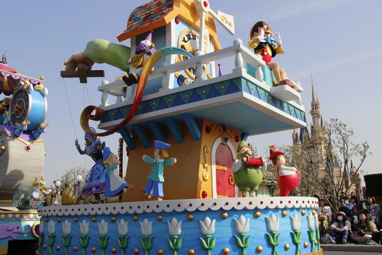 Pinocchio sebagai salah satu tokoh Disney tampil di atas kendaraan saat parade yang digelar pada Jumat (13/4/2018). Parade ini dalam rangka ulang tahun ke-35 Tokyo Disney Land.
