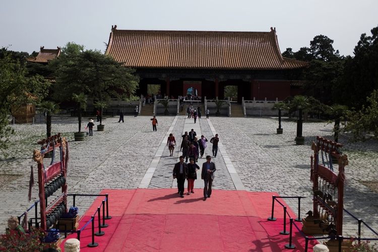 Wisatawan mengunjungi kawasan Makam 13 Ming di Changling. Pemerintah China akan segera merestorasi kawasan yang masuk dalam warisan cagar budaya dunia itu.