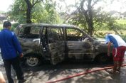 Diparkir di Pinggir Jalan, Kijang Kapsul Tiba-tiba Meledak dan Terbakar