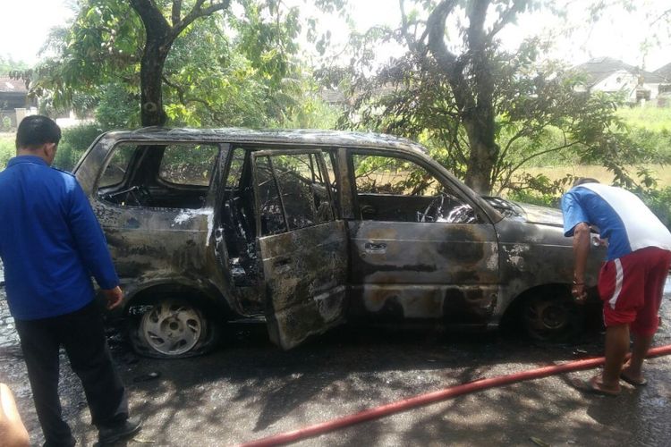 Mobil kijang kapsul milik Rustam terbakar usai ditinggal memancing dipinggir jalan.