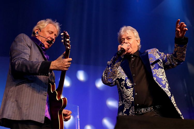 Dua personel Air Supply, Graham Russell (kiri) dan Russell Hitchcock (kanan) beraksi dalam konser 40th Anniversary-Celebration of Love di Jakarta, Jumat (3/3/2017). Duo soft rock dari Australia ini membawakan 16 lagu terkenal mereka, antara lain Goodbye, Here I Am, Power of Love, dan Without You.