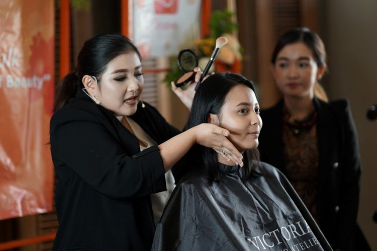 Makeup Artist Clerence Victoria saat mendemonstrasikan tahapan makeup sederhana di acara Beauty Talk Shopee di Jakarta, Kamis (5/4/2018).