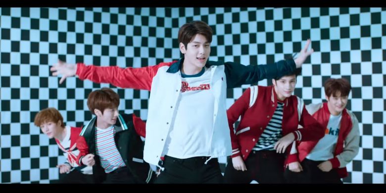 Bidik layar salah satu scene video musik lagu Crown milik TXT, boyband baru dari Big Hit Entertainment.