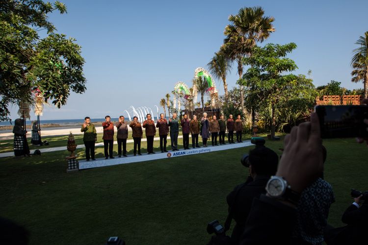 Suasana saat para kepala negara/pemerintahan negara-negara ASEAN, sekjen ASEAN, direktur pelaksana IMF, presiden Grup Bank Dunia, sekjen PBB mengikuti sesi Family Photos pada ASEAN Leaders Gathering di Hotel Sofitel, Nusa Dua, Bali, Kamis (11/10). ASEAN Leaders Gathering digelar di sela-sela Pertemuan Tahunan IMF - World Bank Group Tahun 2018. ANTARA FOTO/ICom/AM IMF-WBG/Afriadi Hikmal/wsj/2018.