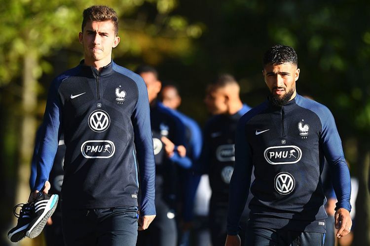 Dua pemain timnas Perancis, Aymeric Laporte dan Nabil Fekir, tiba di Clairefontaine-en-Yvelines dalam persiapan menghadapi laga internasional, 4 Oktober 2017.(AFP/Franck Fife)