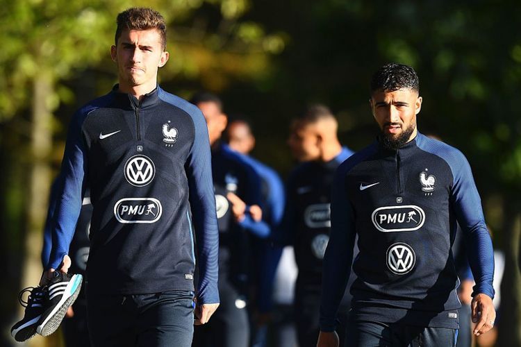 Dua pemain timnas Perancis, Aymeric Laporte dan Nabil Fekir, tiba di Clairefontaine-en-Yvelines dalam persiapan menghadapi laga internasional, 4 Oktober 2017.