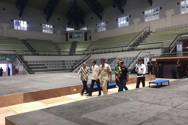 Presiden Joko Widodo mengecek kesiapan venue Padepokan Pencak Silat di kawasan Taman Mini Indonesia Indah (TMII), Senin (6/8/2018).