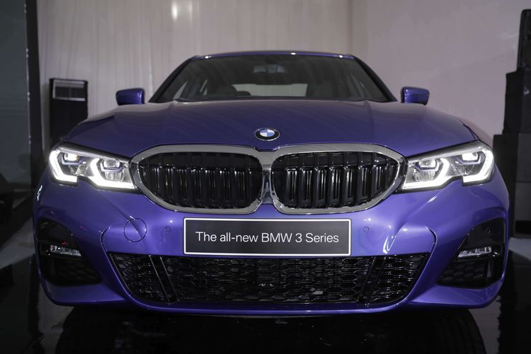 Mobil BMW 330 i M Sport yang merupakan All New BMW Seri 3 saat dipamerkan, di ICE BSD , Serpong, Tangerang Selatan, Banten, Rabu (10/7/2019). BMW Group Indonesia memperkenalkan kendaraan sang legenda All New BMW Seri 3 ini merupakan generasi keenam di kelasnya yang memadukan unsur kenyamanan dan mobil sport.