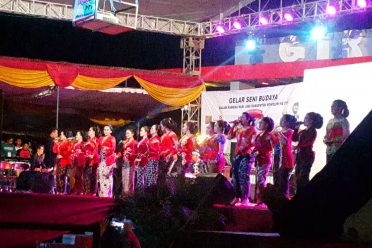 Salah satu grup campur sari menembangkan lagu-lagu jawa untuk memecahkan rekor Muri pertunjukan seni campur sari 100 jam nonstop di Alun-alun Giri Krida Bakti Kota Wonogiri, Jawa Tengah, Sabtu (28/4/2018) malam.