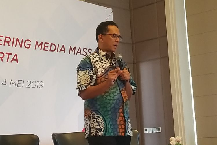 Deputi Komisioner OJK Institute dan Keuangan Digital Sukarela Batunanggar pada acara pelatihan wartawan OJK di Bandung, Jumat (3/5/2019).