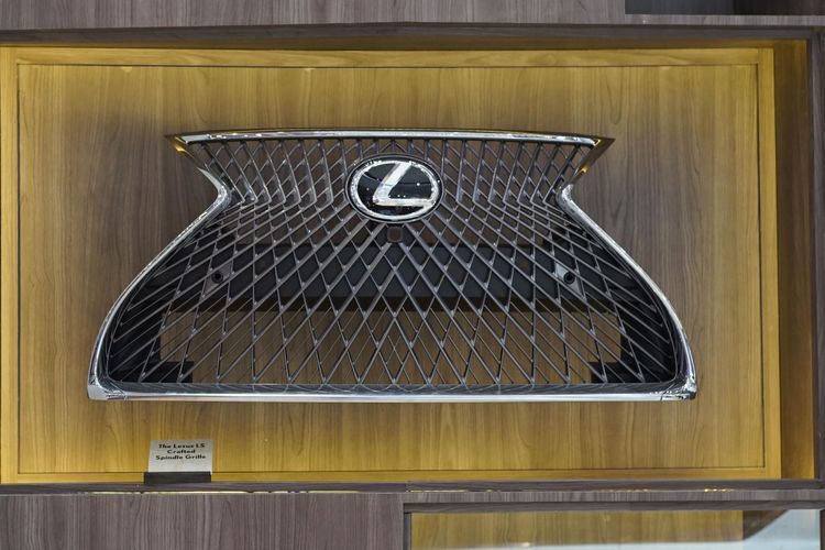 Grille Lexus termasuk dalam produk yang mendapat sentuhan Takumi