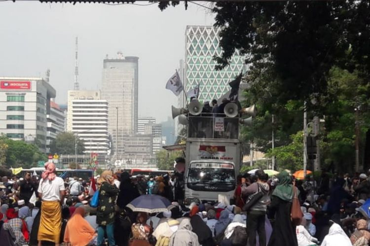 Massa mulai memenuhi jalan Medan Merdeka Barat di sekitar Gedung Mahkamah Konstitusi, Rabu (26/6/2019)