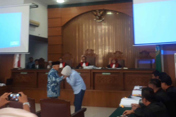 Terdakwa Ratna Sarumpaet mencium tangan dan merangkul Amien Rais pada persidangan ketujuh di Pengadilan Negeri Jakarta Selatan, Kamis (4/4/2019).