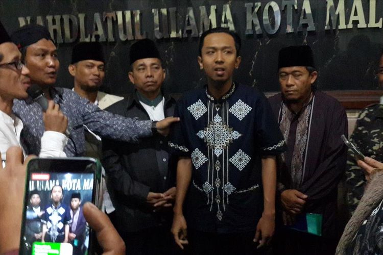 Pelaku penghina alhmarhum KH Maimun Zubair dan NU saat menyampaikan permintaan maaf di Kantor PCNU Kota Malang, Jumat (9/8/2019) malam.