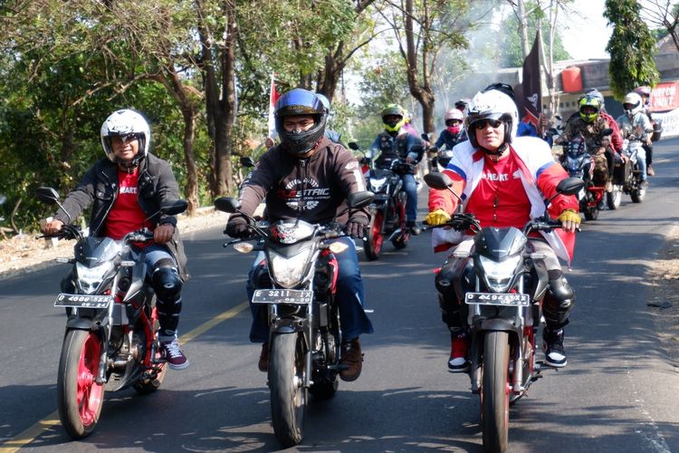 Aden dan Melky Touring Motor