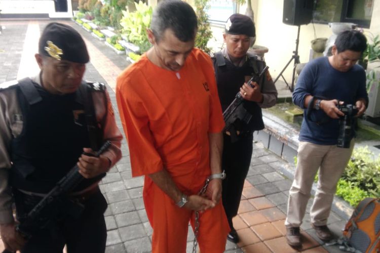 Seorang Warga Perancis Samuel Pierre Danguny (baju orange)  ditangkap Polisi di Bali Atas Kepemilikan Narkoba  