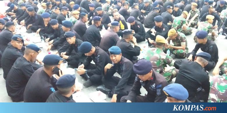 Duduk Berbaris di Aspal, Brimob Buka Puasa Bareng TNI hingga Penyandang Disabilitas di Bawaslu