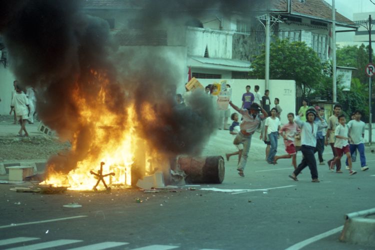 Kerusuhan PDI 27 Juli 1996 di Jakarta.