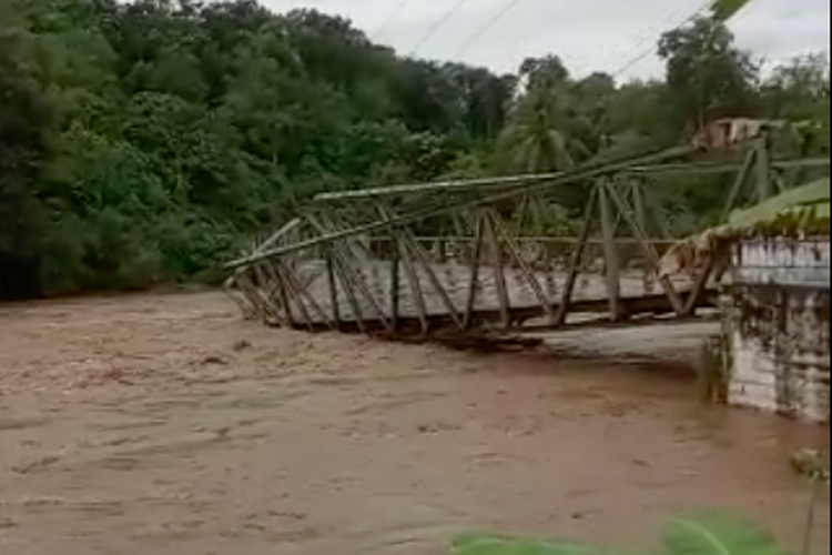 Satu jembatan yang ada di  Desa Muara Betung Kecamatan Ulu Musi, Kabupaten Empat Lawang, Sumatera Selatan  putus terbawa banjir, Sabtu (27/4/2019).

