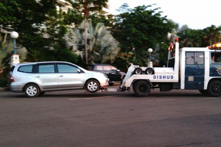 Ilustrasi, Sebuah mobil diderek oleh petugas Dishub DKI.