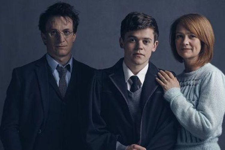 Jamie Parker, Sam Clemmett, dan Poppy Miller (dari kiri ke kanan) berperan sebagai Harry Potter, Albus Potter, dan Ginny Potter pada drama panggung Harry Potter and The Cursed Child. 