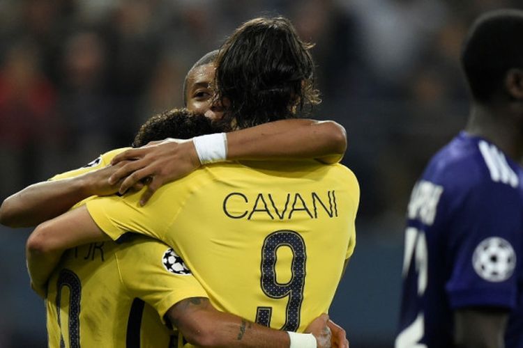 Pemain Paris Saint-Germain, Neymar (kiri) dan Kylian Mbappe (tengah), merayakan gol yang dicetak Edinson Cavani dalam laga Grup B Liga Champions kontra Anderlecht di Stadion Constant Vanden Stock, Brussels, pada 18 Oktober 2017.