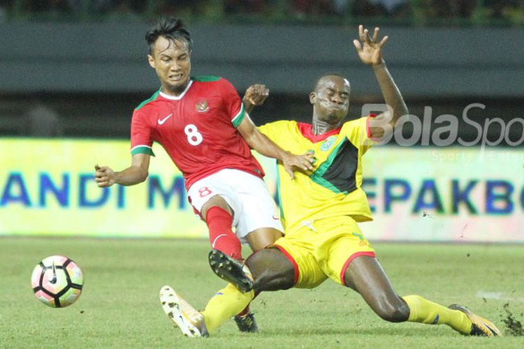 Gelandang M Hargianto berjibaku mengamankan daerahnya saat timnas Indonesia beruji coba melawan Guyana di Stadion Patriot, Sabtu (25/11/2017).