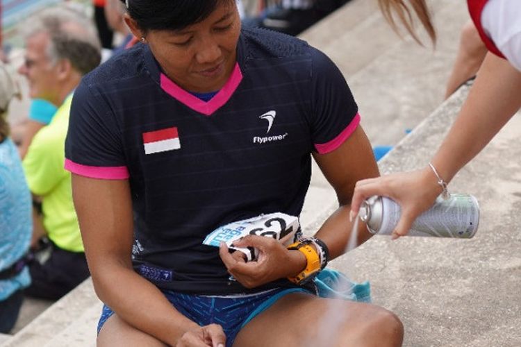 Sprinter putri Indonesia, Dedeh Erawati, saat ditangani tim medis pascacedera selama persiapan turun di semifinal nomor 200 meter Kejuaraan Dunia Masters Atletik 2018 di Malaga, Spanyol.