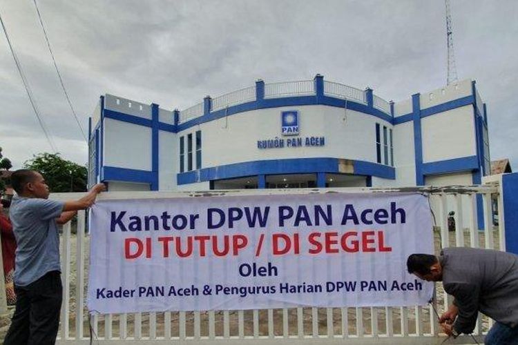 Pengurus dan kader DPW PAN Aceh menyegel kantor mereka yang beralamat di Jalan Tgk Imuem Lueng Bata, Banda Aceh, Minggu (21/7/2019). 


