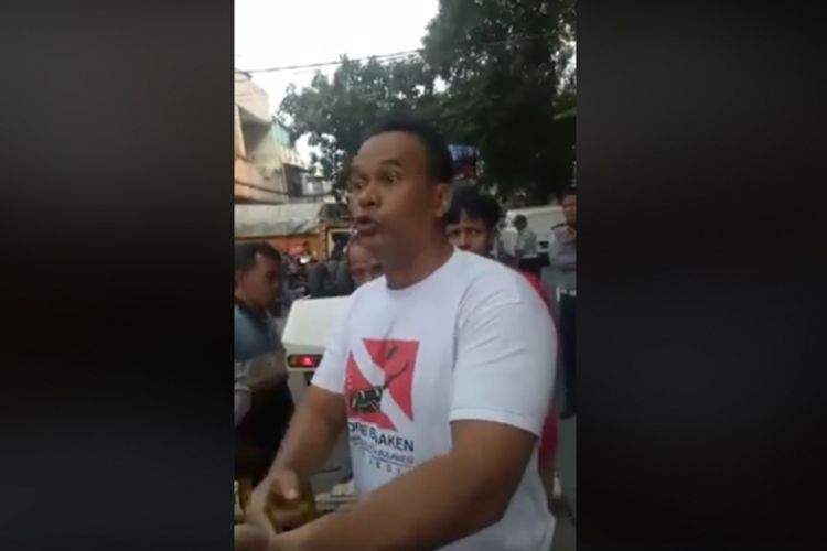Anggota DPRD DKI Jakarta dari Fraksi Gerindra Fajar Sidik tak terima ketika mobilnya diderek petugas Dishub.
