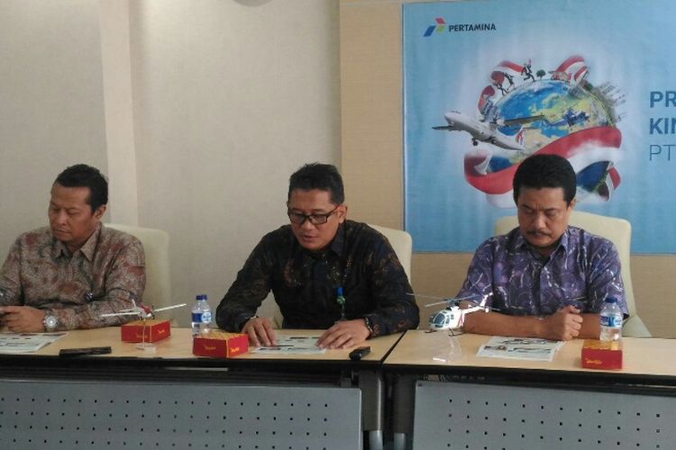 Direktur Utama PT Pelita Air Service Dani Adriananta (tengah) saat menyampaikan laporan keuangan 2017 di Jakarta, Rabu (9/5/2018).