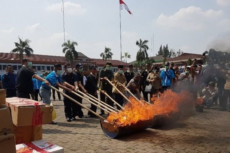 Jajaran Muspida Kota Bekasi memusnahkan barang bukti narkoba, obat-obatan kadaluarsa, dan ribuan botol minuman keras di Plasa Pemerintah Kota Bekasi, Kamis (14/9/2017). 