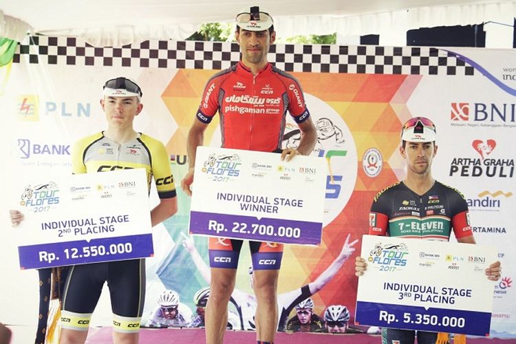 Pebalap sepeda dari Pishgaman Cycling Team, Arvin Moazamigodarzi, menjadi yang tercepat pada etape 3 Tour de Flores 2017, Minggu (16/7/2017).