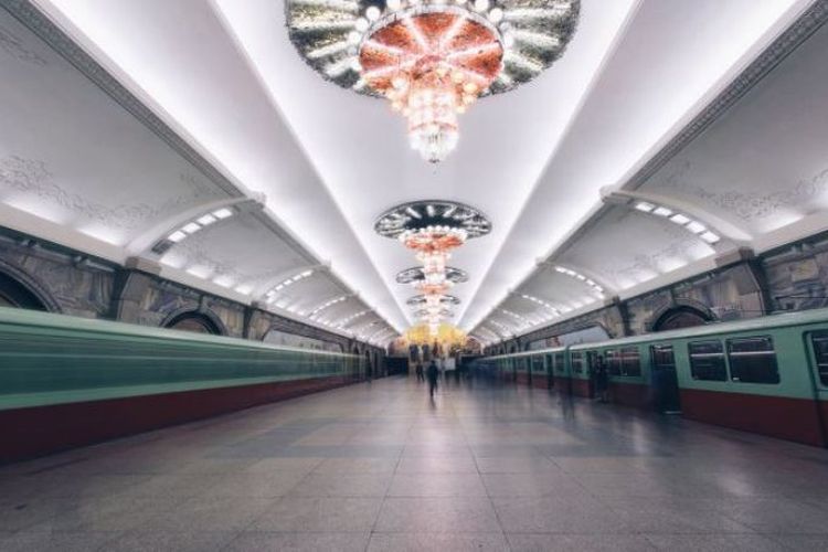 Pyongyang Metro menjadi salah satu sistem commuter terdalam di dunia, sekaligus menjadi yang misterius. (Elaine Li via CNN)