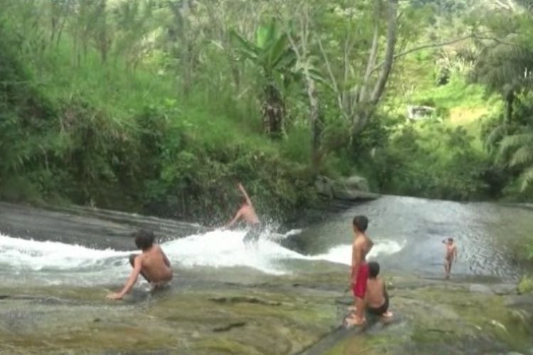 Sensasi bermain air ala wahana Waterboom bisa dirasakan ketika berkunjung ke obyek wisata alam Air Terjun Simbongan di Lembang Pabuaran, Kecamatan Makale Selatan, Kabupaten Tana Toraja, Sulawesi Selatan, Minggu (15/4/2018).