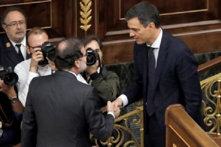 Mantan Perdana Menteri Spanyol Mariano Rajoy (kiri) bersalaman dengan penggantinya, Sekretaris Jenderal Partai Sosialis Pedro Sanchez, setelah dilengserkan oleh mosi tidak percaya.