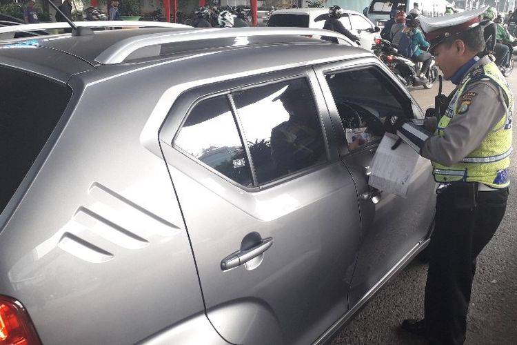 Seorang pengendara terjaring operasi ganjil genap di Jalan S Parman, Slipi Petamburan, Jakarta Barat, Rabu (1/8/2018).