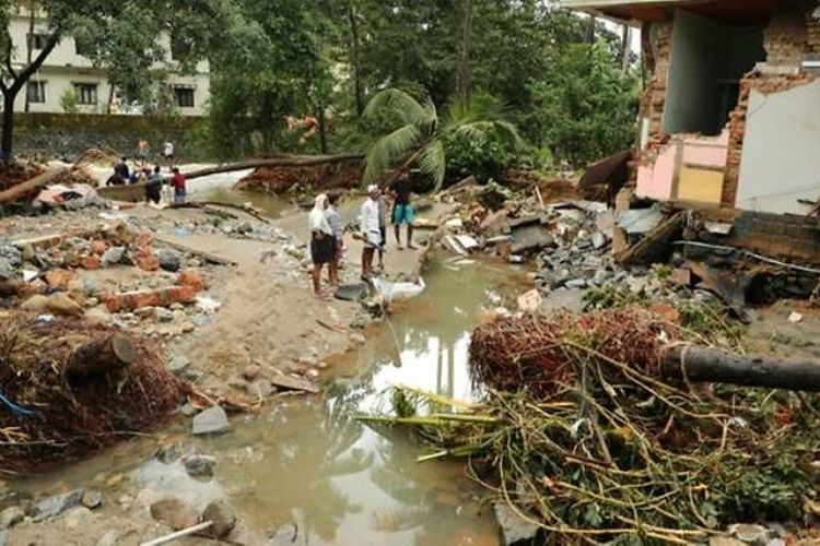 Warga India meninjau rumah-rumah yang hancur oleh banjir di Kannappankundu, Kozhikode, negara bagian Kerala, India pada 10 Agustus 2018. (AFP)