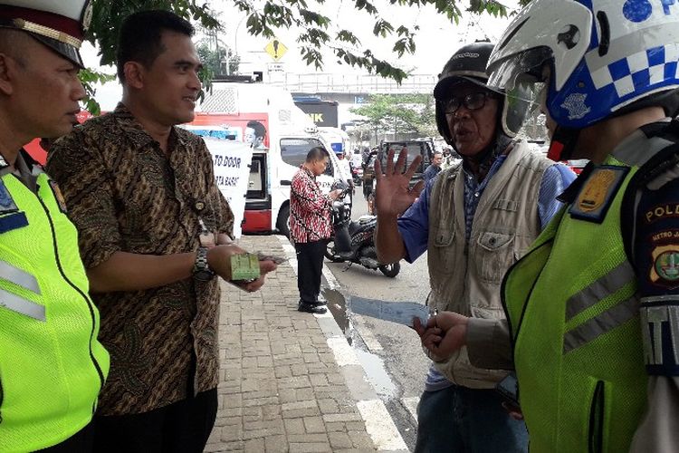 Samsat Jakarta Barat menggelar operasi razia gabungan pengesahan surat tanda nomor kendaraan (STNK) dan pembayaran pajak kendaraan di Jalan Lingkar Luar Barat, Cengkareng, Jakarta Barat pada Kamis (27/9/2018).