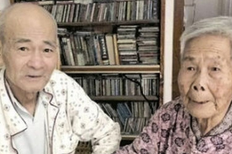 Wng Qimei (kanan) akhirnya bisa bertemu dengan adiknya setelah terpisah selama 78 tahun.