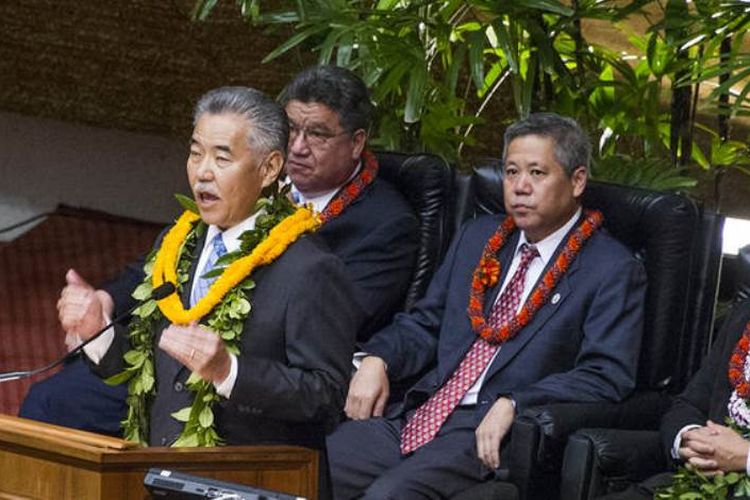 Gubernur Hawaii, David Ige (berdiri) ketika berpidato di Honolulu Senin (22/1/2018).