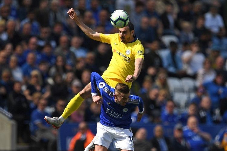 David Zappacosta melompati James Maddison pada laga Leicester City vs Chelsea di Stadion King Power dalam lanjutan Liga Inggris, 12 Mei 2019. 