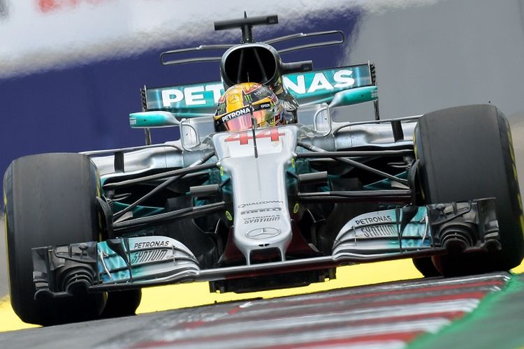 Pebalap Mercedes, Lewis Hamilton, tampil pada sesi latihan GP Austria di Sirkuit Red Bull Ring, Austria, Jumat (7/7/2017).