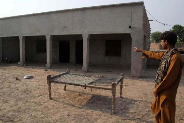 Seorang warga desa menunjuk rumah yang menjadi lokasi pemerkosaan seorang remaja perempuan di desa Raja Ram, Muzaffarabad, Pakistan. Remaja itu dipekorsa atas perintah tetua desa sebagai bentuk hukuman sekaligus pembalasan.