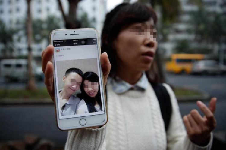 Wang Qi memperlihatkan fotonya bersama Qian yang sempat disimpan di telepon genggamnya.(Oddity Central/KOMPAS.COM)