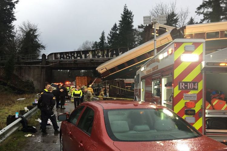 Foto lokasi kereta Amtrak yang tergelincir di negara bagian Washington, Amerika Serikat, Senin (18/12/2017), yang diunggah akun Twitter dari Kantor Sherif Pierce County.