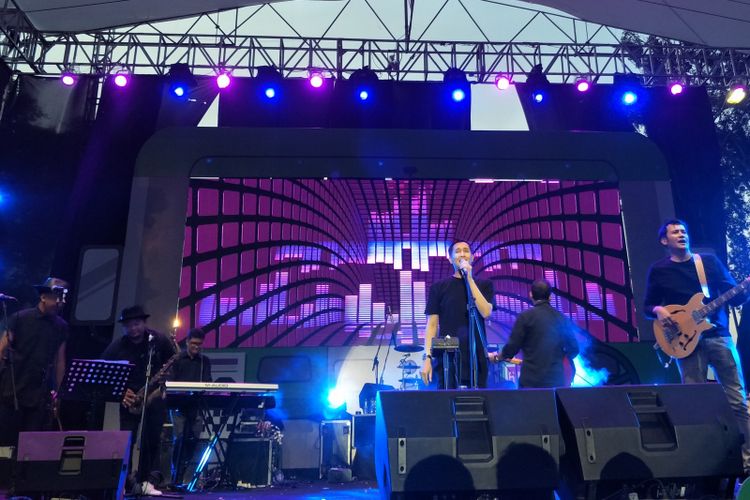 Grup band Bragi saat tampil di panggung Hardtop Stage di The 90s Festival, Gambir Expo, Jakarta Utara, Sabtu (25/11/2017).