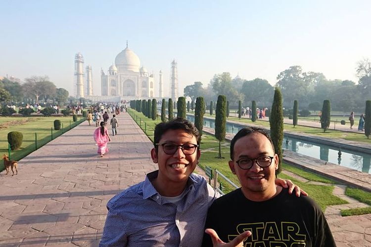 Ardhi Soetadi (kiri) tengah berada di Taj Mahal, India.