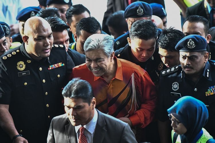 Mantan wakil perdana menteri Malaysia Ahmad Zahid Hamidi dikawal petugas saat tiba di pengadilan di Kuala Lumpur, Jumat (19/10/2018).